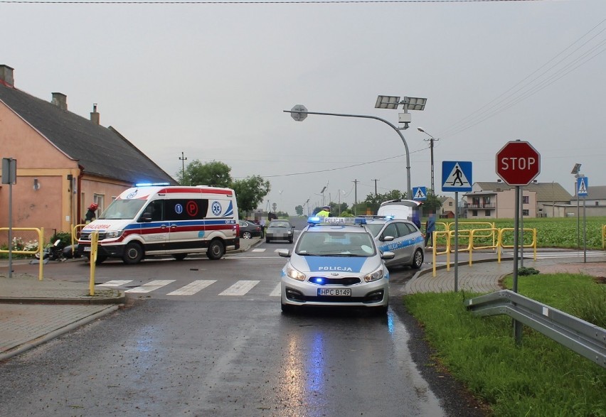 Śmiertelny wypadek w gminie Lubraniec. 58-latek, który motorowerem wymusił pierwszeństwo, miał zakaz prowadzenie pojazdów [zdjęcia]