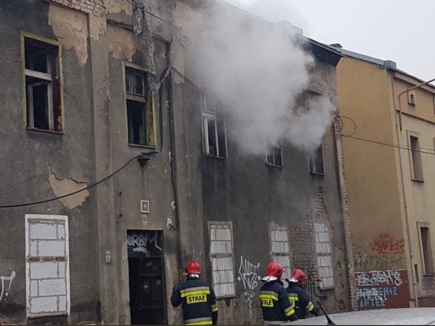 Katowice: Pożar kamienicy przy Górniczej [ZDJĘCIA]. W środku byli bezdomni