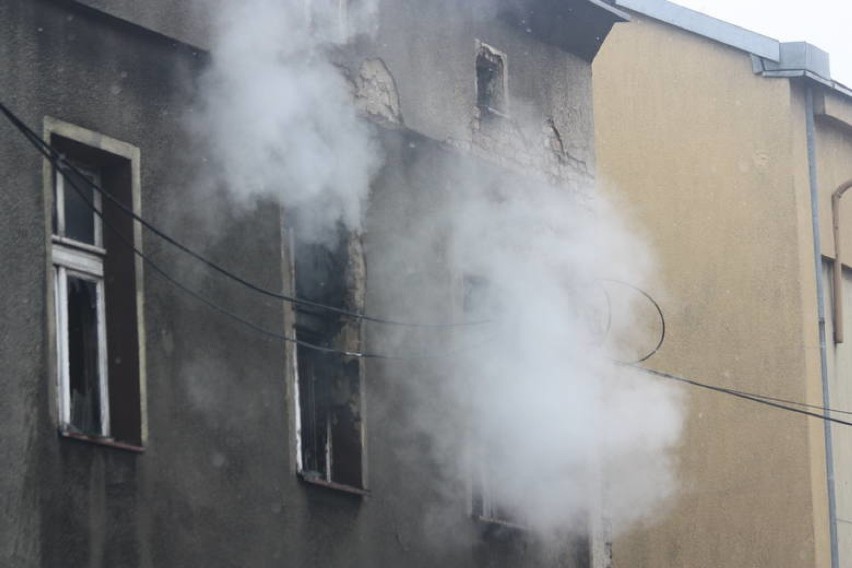 Katowice: Pożar kamienicy przy Górniczej [ZDJĘCIA]. W środku byli bezdomni