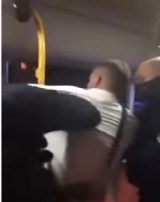 Interwencja policji w autobusie w Jeleniej Górze. Płacz dzieci, kajdanki. Wszystko przez elektryczną hulajnogę [FILM]
