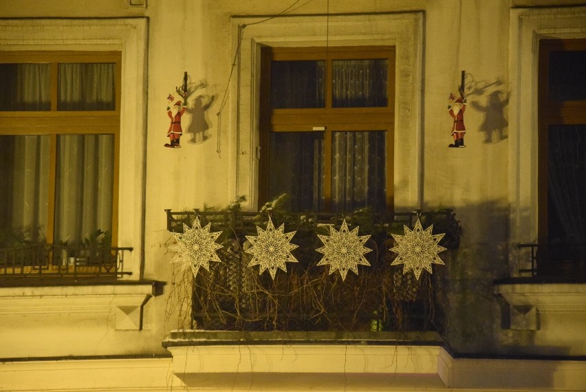 Świąteczne dekoracje na balkonach i w oknach w Kaliszu....