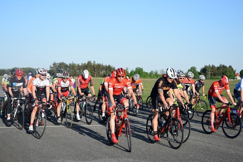 Kolarstwo. Dwa lata temu wyścig Cyklo Piła na lotnisku wygrał ks. Bartłomiej Przybylski. Zobacz zdjęcia