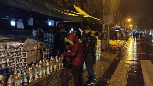 Wszystkich Świętych 2020 w Piotrkowie. Cmentarze wieczór przed zamknięciem: dużo odwiedzających i rozżaleni sprzedawcy