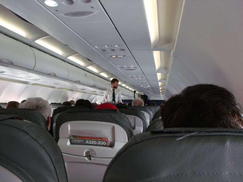 Powszechnie sądzi się, że stewardessy i stewardzi powinni...