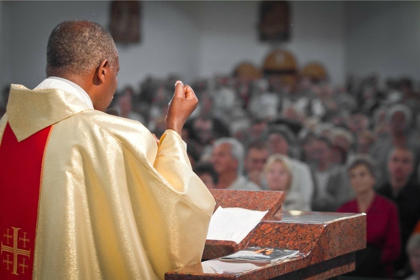 Ojciec Bashobora podczas mszy w Wałbrzychu w czerwcu 2011...