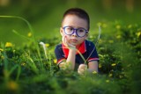 Coraz więcej dzieci musi nosić okulary. Jak prawidłowo dbać o wzrok?