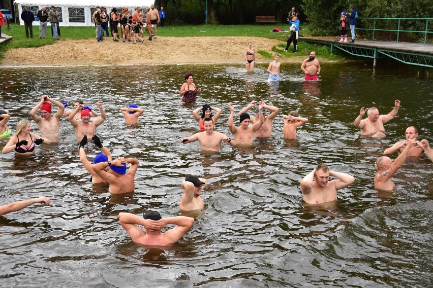 Fani lodowatych kąpieli przybyli na morsowanie do Gąsawy [zdjęcia] 