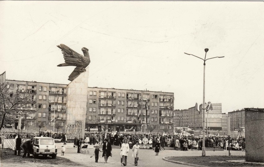 Archiwalne zdjęcia Chrzanowa. 1 maja w czasach PRL-u. Tłumy z transparentami wielbiącymi komunizm [ZDJĘCIA]