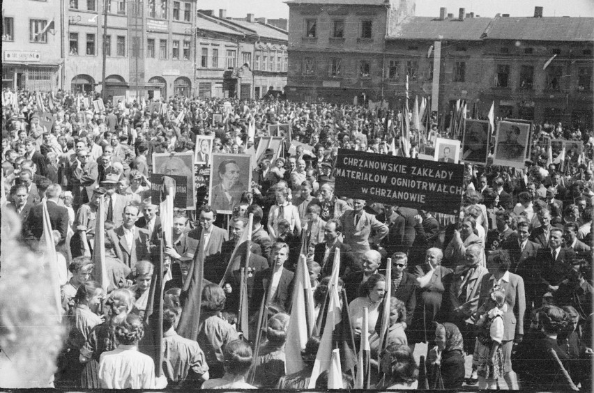 Archiwalne zdjęcia Chrzanowa. 1 maja w czasach PRL-u. Tłumy z transparentami wielbiącymi komunizm [ZDJĘCIA]