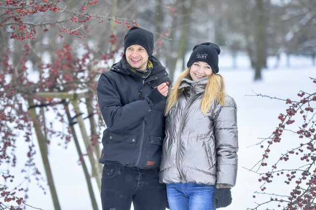 Marta Paszkin i Paweł Bodzianny to uczestnicy 7. edycji programu "Rolnik szuka żony". Zakochali się na antenie, teraz są razem szczęśliwi i spodziewają się dziecka. Tak wyglądali podczas ślubu!