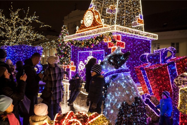 Zapalenie choinki w Warszawie 2018 - Aktualne informacje o iluminacji świątecznej Warszawa znajdziesz tutaj:
* Świąteczna iluminacja 2018 w Warszawie. 4,5 mln świateł, 680 km kabli i 1300 dekoracji. Tak stolica rozbłyśnie na Święta
* Zapalenie choinki Warszawa. Świąteczna iluminacja 2018. Lampki rozbłysną 8 grudnia