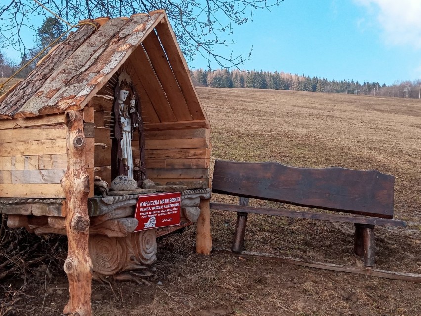 Do kapliczki na stoku narciarskim w Chyrowej przychodzą...