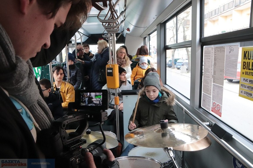 Zespół Ni To Ponk nagrywał teledysk w autobusie MPK we Włocławku