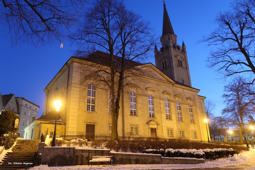 Charakterystyczna bryła Kościoła Zbawiciela w Wałbrzychu....