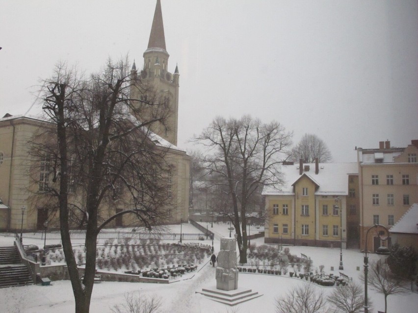 Sylwetka kościoła góruje nad Placem Kościelnym. Zdjęcia...