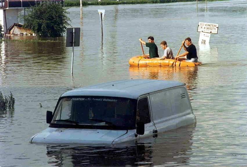 TO BYŁA TRAGEDIA! Pamiętacie powódź z lipca 1997 roku na Dolnym Śląsku? Zobaczcie zdjęcia! 