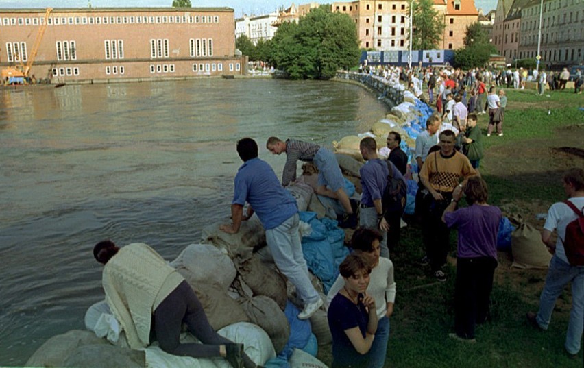 TO BYŁA TRAGEDIA! Pamiętacie powódź z lipca 1997 roku na Dolnym Śląsku? Zobaczcie zdjęcia! 