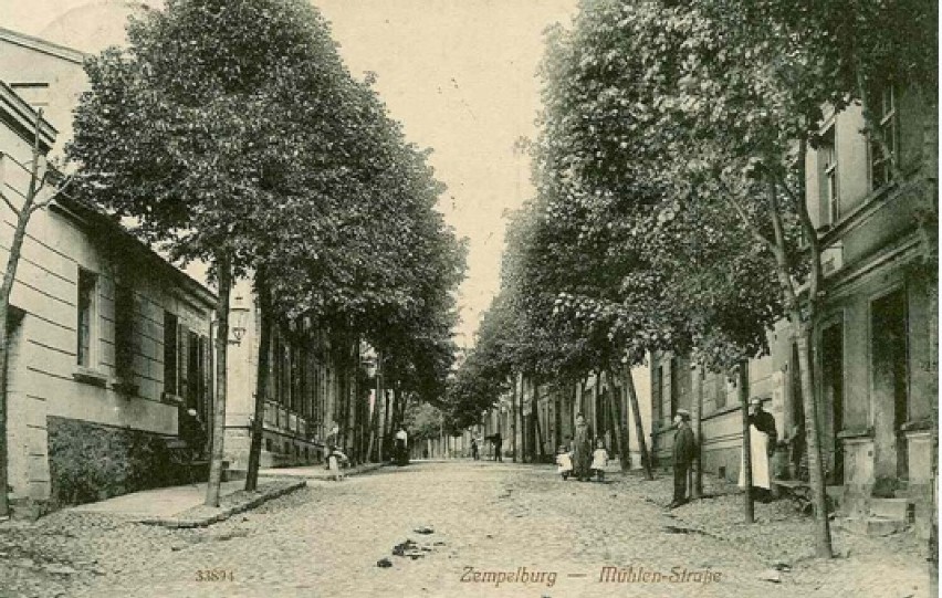 Rok 1912. Mühlen Strasse - ul. Młyńska. Budynek po lewej...