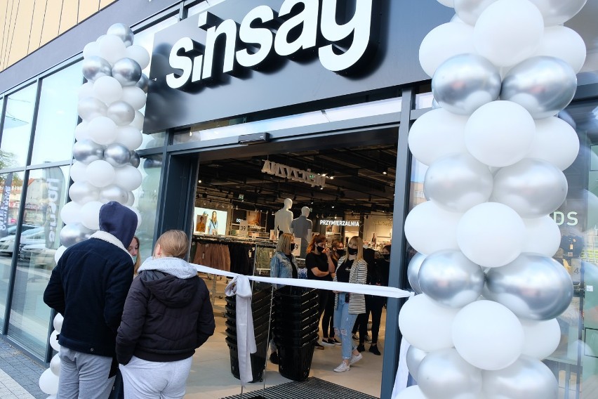 W sobotę w żarach w galerii A10 otwarto sklep Sinsay. Tłum...