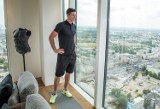 Robert Lewandowski wprowadził się do nowego lokum w Warszawie. Mieszkanie w chmurach