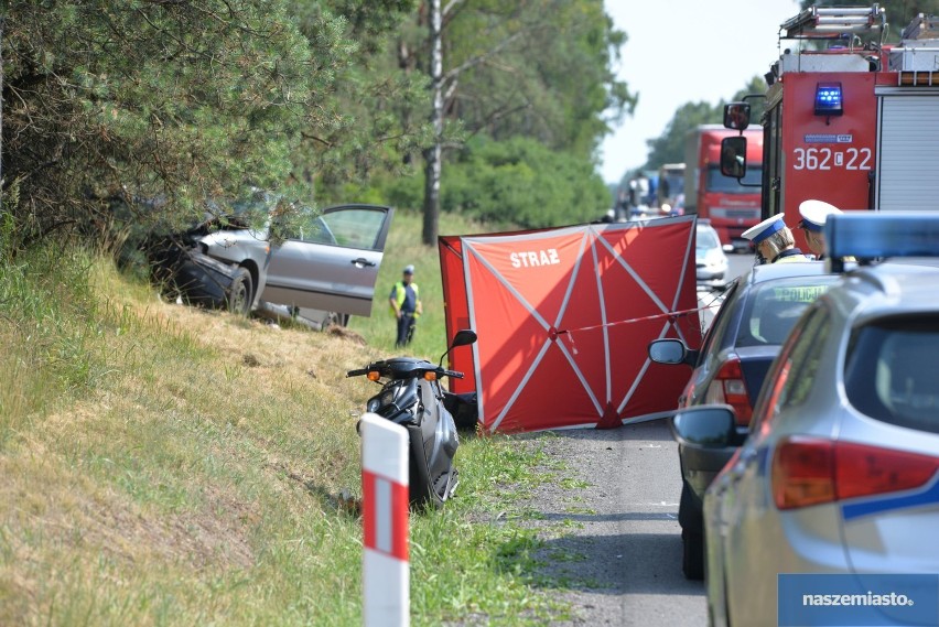 Tragiczny wypadek na DK 91 na trasie Włocławek - Kowal. Zderzenie osobówki ze skuterem [zdjęcia, wideo]