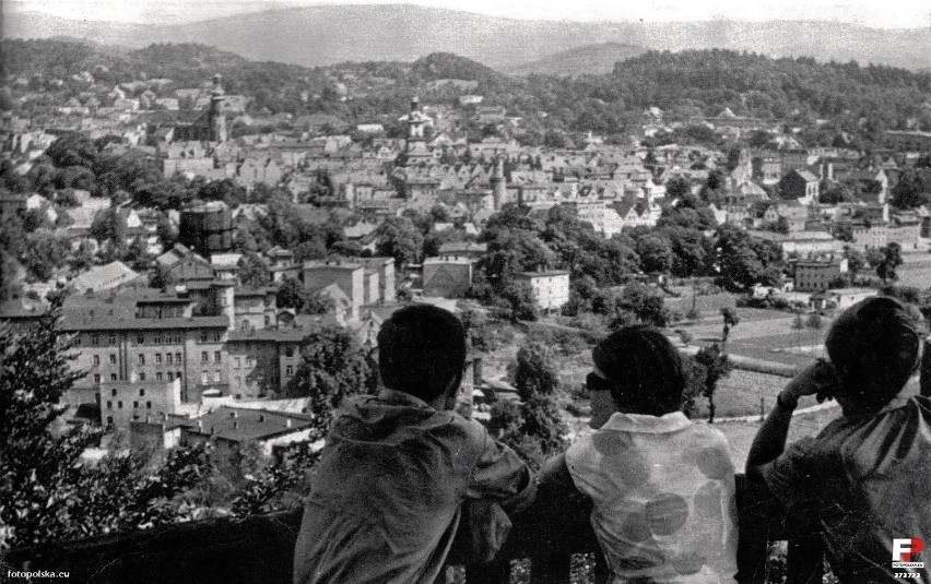 Tak wyglądała Jelenia Góra w latach 60-tych. Z jednej strony piękne budynki, z drugiej zniszczenie i gruz
