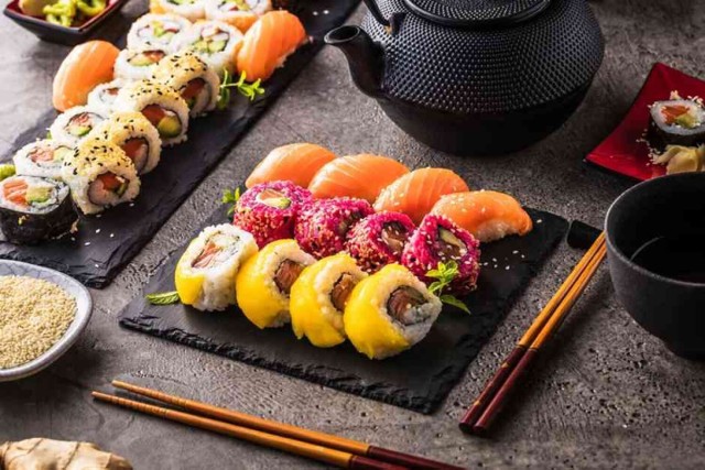 „Ima Sushi”

Jagiellońska 7, 35-025 Rzeszów

Ranking otwiera restauracja Ima Sushi, która oferuje szeroki wybór wykwintnych dań kuchni japońskiej oraz sake i wino. Restauracja pochwalić się może specjalnie sprowadzonymi gatunkami ryb, które w połączeniu z najlepszym gatunkiem ryżu i lokalnymi produktami, tworzą zaskakujące połączenia. Na wyróżnienie zasługuje sposób podania, a sushi masterzy z Ima Sushi wiedzą najlepiej, jak udekorować talerz, tak, aby każdy gość wrócił po więcej.

Goście chwalą klimatycznie urządzone miejsce, nienaganną obsługę, a także pięknie podane i smaczne jedzenie.