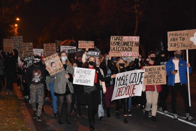 Strajk Kobiet Śrem. Ponad tysiąc osób wzięło udział w spacerze protestacyjnym