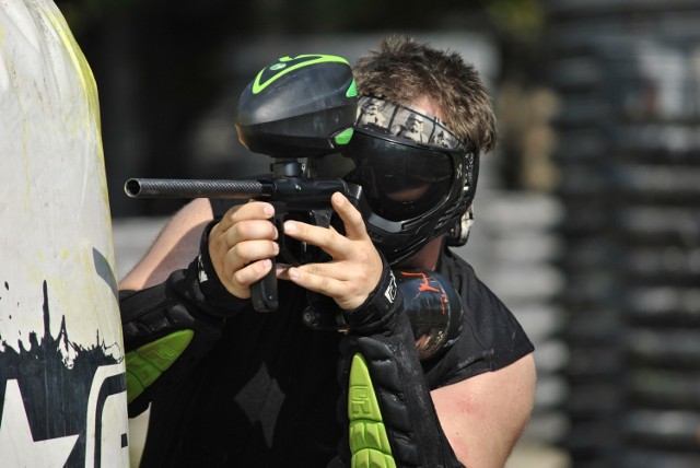 Dobrym rozwiązaniem jest również Paintball. Ustrzelenie swojego przeciwnika kolorową amunicją przyniesie satysfakcje każdemu chłopakowi... Jeśli jednak chcecie nieźle się zabawić - najlepiej uzbierać grupę do 20 osób. Leśną zabawkę w środku miasta gwarantuje Ośrodek Basenów Moczydło ul. Górczewska 69/73. Za sto kulek amunicji, w grupie do dwudziestu osób należy liczyć 49,00 zł/osobę.