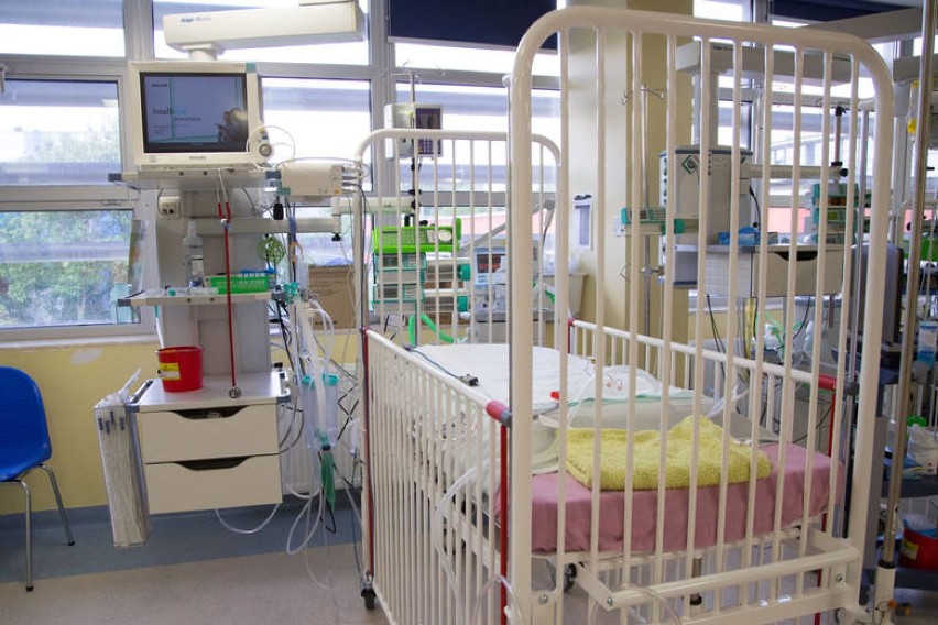 Szpitale NFZ: Rodzice będą czuwać przy chorych dzieciach w szpitalach bez opłat. Koszty pokryje NFZ