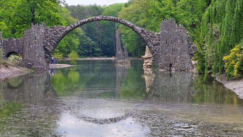 Park rododendronów w Kromlau leży 100 kilometrów od Nowej...