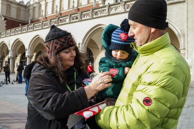 Wśród wolontariuszy Wielkiej Orkiestry Świątecznej Pomocy w sztabie przy Gazecie Krakowskiej spotkać można także znane osoby. Od lat niezmiennie kwestuje z nami Anna Dymna.