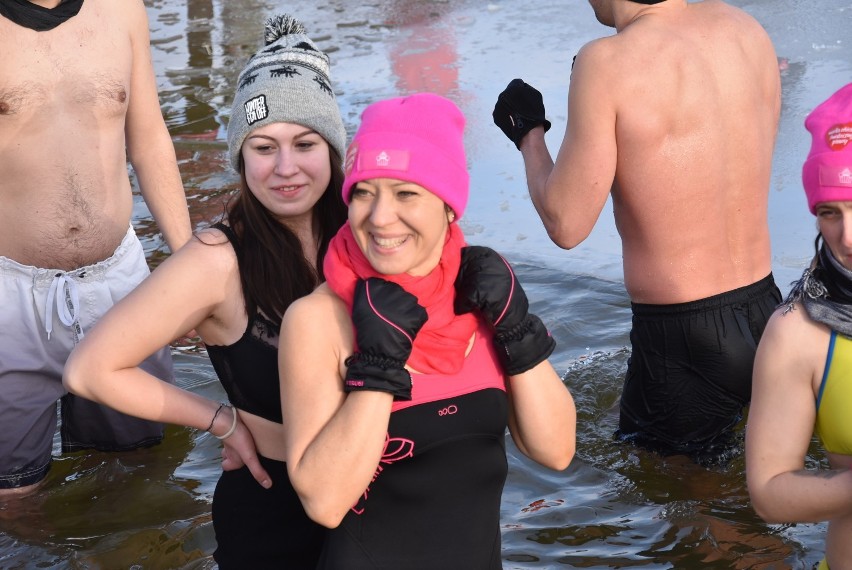 Sezon na zimowe kąpiele dobiega końca. Zobacz, jak morsowano  nad zalewem w Stradomi Wierzchniej