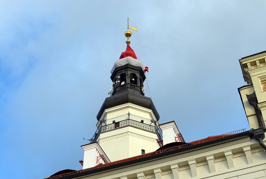 Kilka sekund przed południem z ratuszowej wieży rozbrzmiewa...