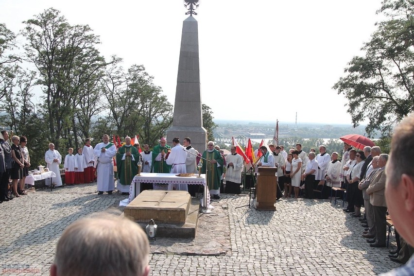 5. Szpetalskie wzgórze z Pomnikiem Poległych Obrońców Wisły...