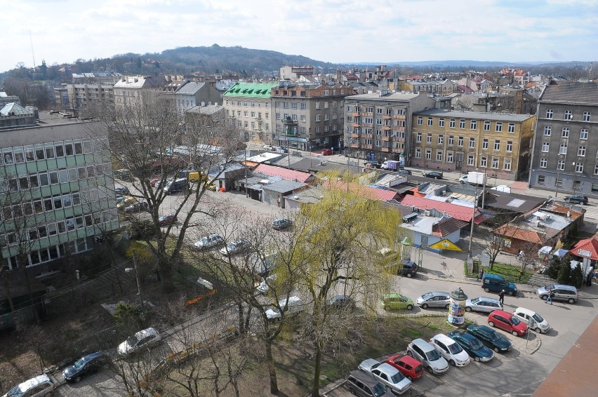 Plac na Stawach zastawiony jest samochodami. Parkują tu...