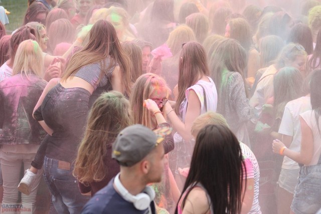Przy basenie na włocławskim Słodowie zorganizowano Festiwal Kolorów, czyli Holi Day. Impreza polega na tym, że uczestnicy posypują się kolorowymi proszkami.



