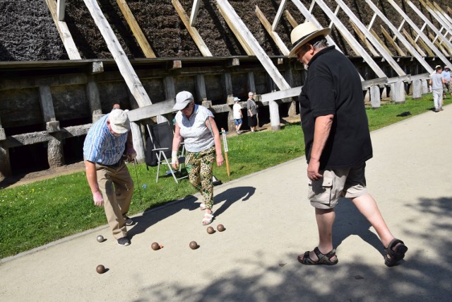 Petanque, czyli inaczej popularna w basenie morza Śródziemnego gra w bule (metalowe kule) ma coraz więcej zwolenników na Wisłą. W Ciechocinku gra zadomowiła się 4 lata temu w gronie słuchaczy senioralnego Uniwersytetu dla Aktywnych, a jej propagatorem i wielkim miłośnikiem jest Stanisław Wodyński, starosta ciechocińskiej uczelni. 
 
>> Najświeższe informacje z regionu, zdjęcia, wideo tylko na www.pomorska.pl 