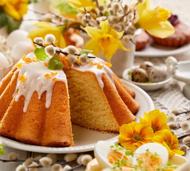 Babka wielkanocna to ciasto, które można znaleźć na wielu stołach w Wielkanoc. To puszyste, lekkie i delikatne ciasto jest bardzo lubiane. Istnieje wiele możliwości i sposobów upieczenia babki wielkanocnej. Przedstawiamy najbardziej sprawdzone i ciekawe przepisy na upieczenie babki wielkanocnej. Sprawdź, jakie składniki będą Ci potrzebne i zobacz krok po kroku, jaki jest sposób przygotowania tego świątecznego ciasta.