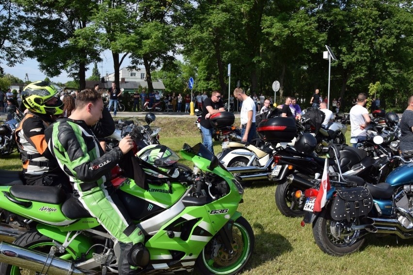 MotoFolk 2019 w Sędziejowicach. Parada motocykli. Kilkaset maszyn z całego regionu [zdjęcia i wideo]