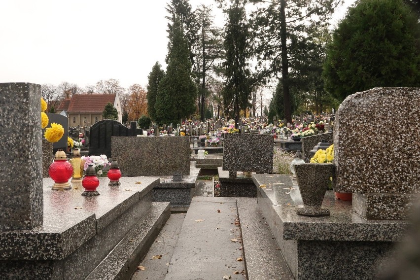 Wszystkich Świętych 2023 w Wałbrzychu: Utrudnienia w ruchu przy cmentarzach, zakazy, parkingi