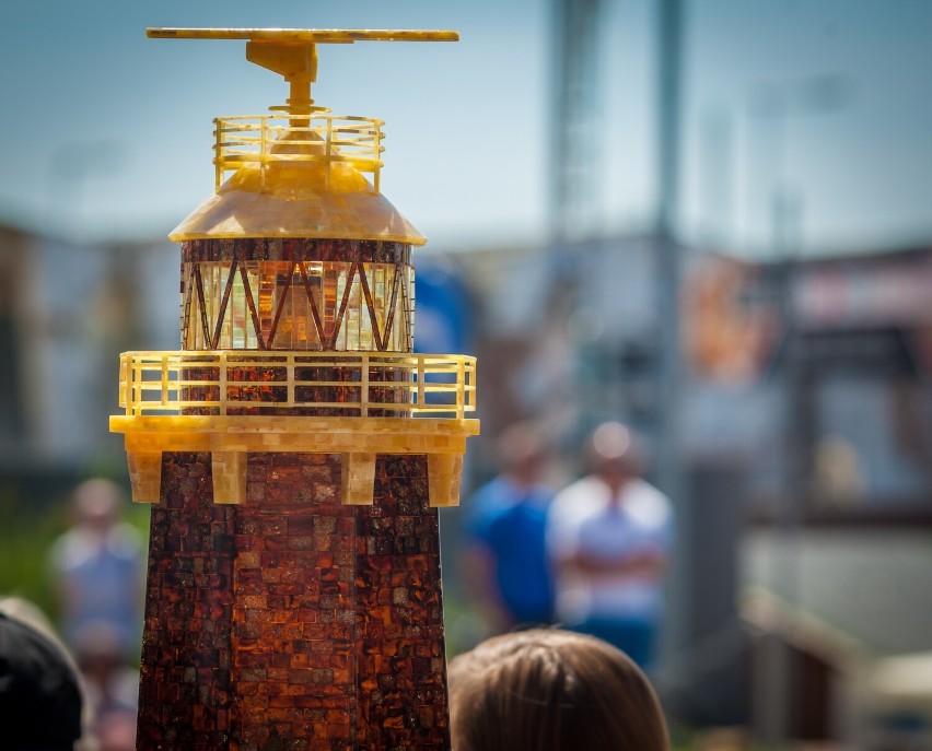 Replika helskiej latarni morskiej wykonana w całości z bursztynu liczy ponad 2 m. W powiecie wejherowskim też mamy latarnię "Stilo"