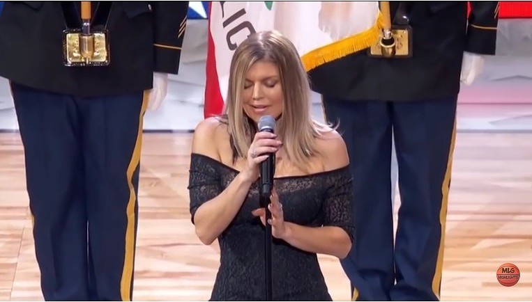 Fergie skrytykowana za wykonanie hymnu USA podczas Meczu Gwiazd NBA. Jak się tłumaczy? [WIDEO]