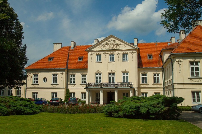 Pałac w Lesznie nosi nazwę Pałacu Łuszczewskich, dla których...