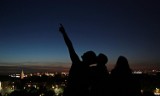 Perseidy 2023 w Tarnowie i okolicy. Czyste niebo zachęca do nocnych obserwacji. Połowa sierpnia to czas "spadających gwiazd" 