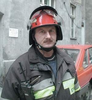 Starszy ogniomistrz Joachim Rzepka ( z prawej) szybko usunął gapiów i strażacy przystąpili do akcji. / Elżbiera Adyańska