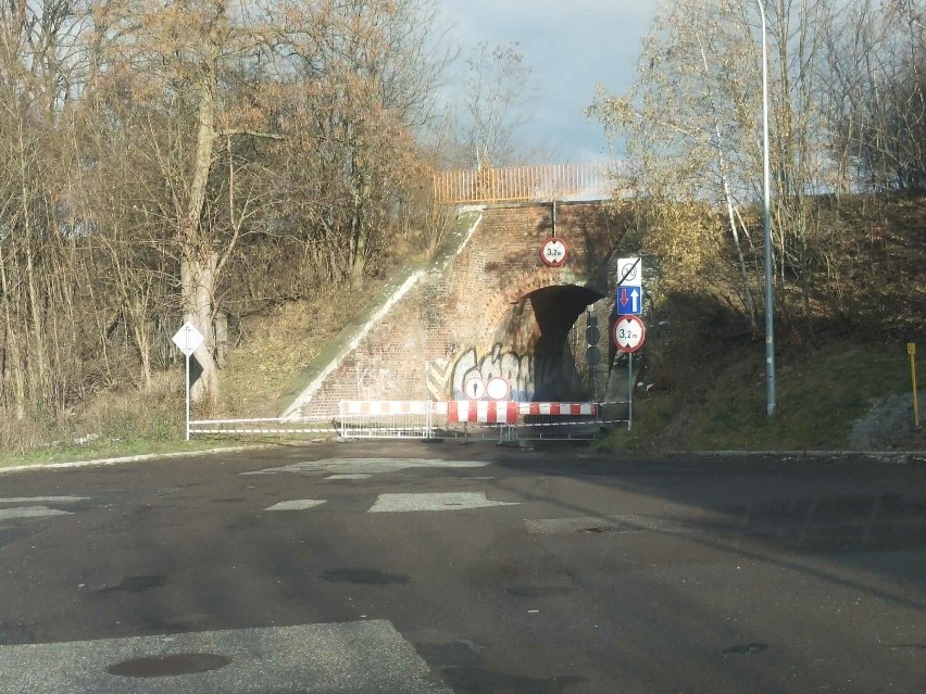 Zamknięty przejazd w dzielnicy Konradów w Wałbrzychu. Urząd Marszałkowski: będą prace awaryjne! Jakie są plany wobec tej linii kolejowej?