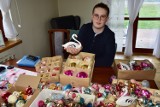 Dominik kolekcjonuje świąteczne bombki z czasów PRL-u. Ma ich ponad 600. Niektóre to prawdziwe cudeńka