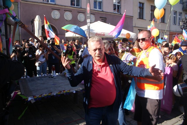 Wójt Żelazkowa podczas marszu równości w Kaliszu miał naruszyć nietykalność policjanta