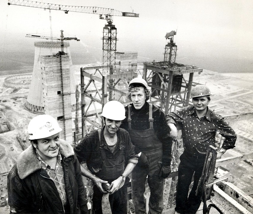 Pracownicy podczas budowy jednego z kominów bełchatowskiej...